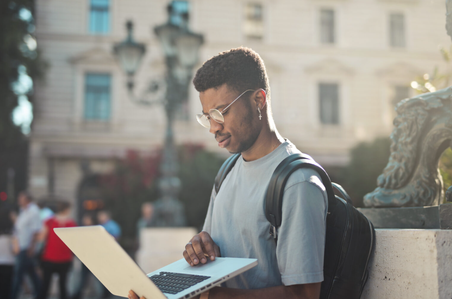 How to Compare Scholarship and Admission Deadlines Before Applying Abroad